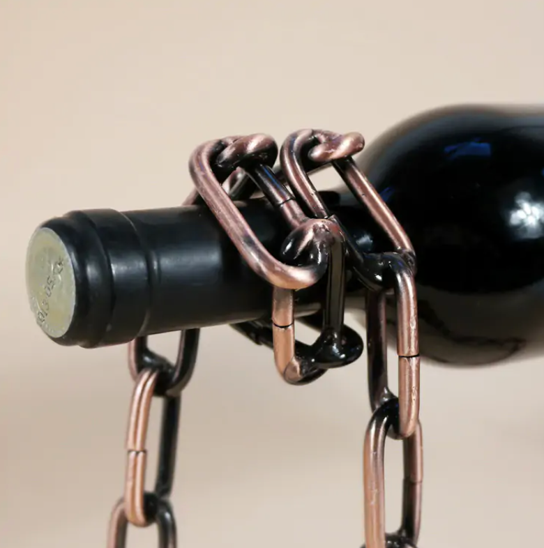 FlottaVin porte-bouteille magique en chaîne de fer suspendant une bouteille de vin noire.