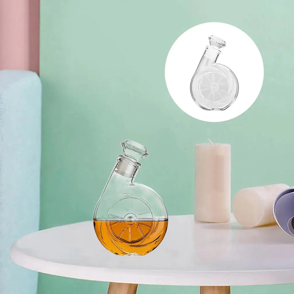 RétroVin™ carafe à vin vintage sur table, design souffleur unique avec spiritueux à l'intérieur.