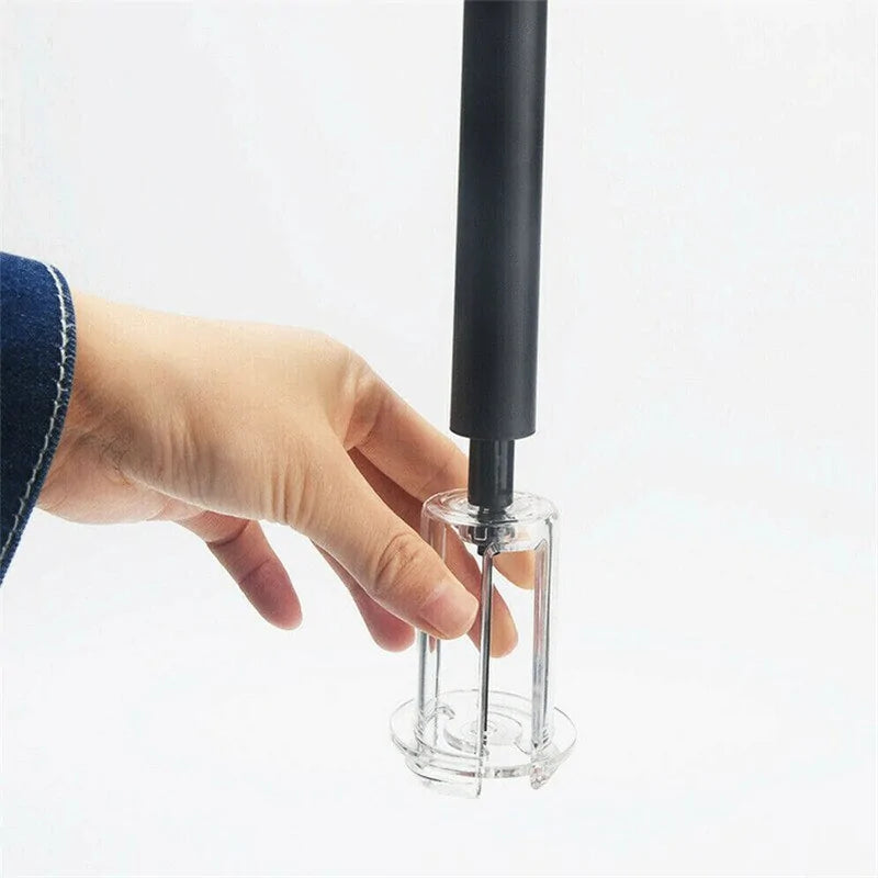 Ouvre-vin AeroCork en acier inoxydable, noir, design élégant et facile à utiliser.