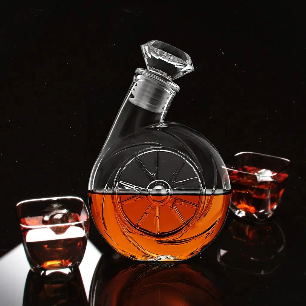 Vintage RétroVin™ carafe à vin with diamond-shaped stopper, showcasing a spirit against a black background.