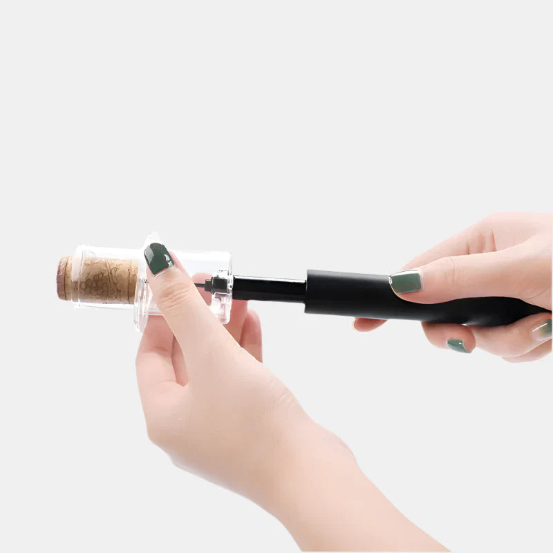 Ouvre-vin AeroCork en acier inoxydable utilisé pour ouvrir une bouteille de vin.