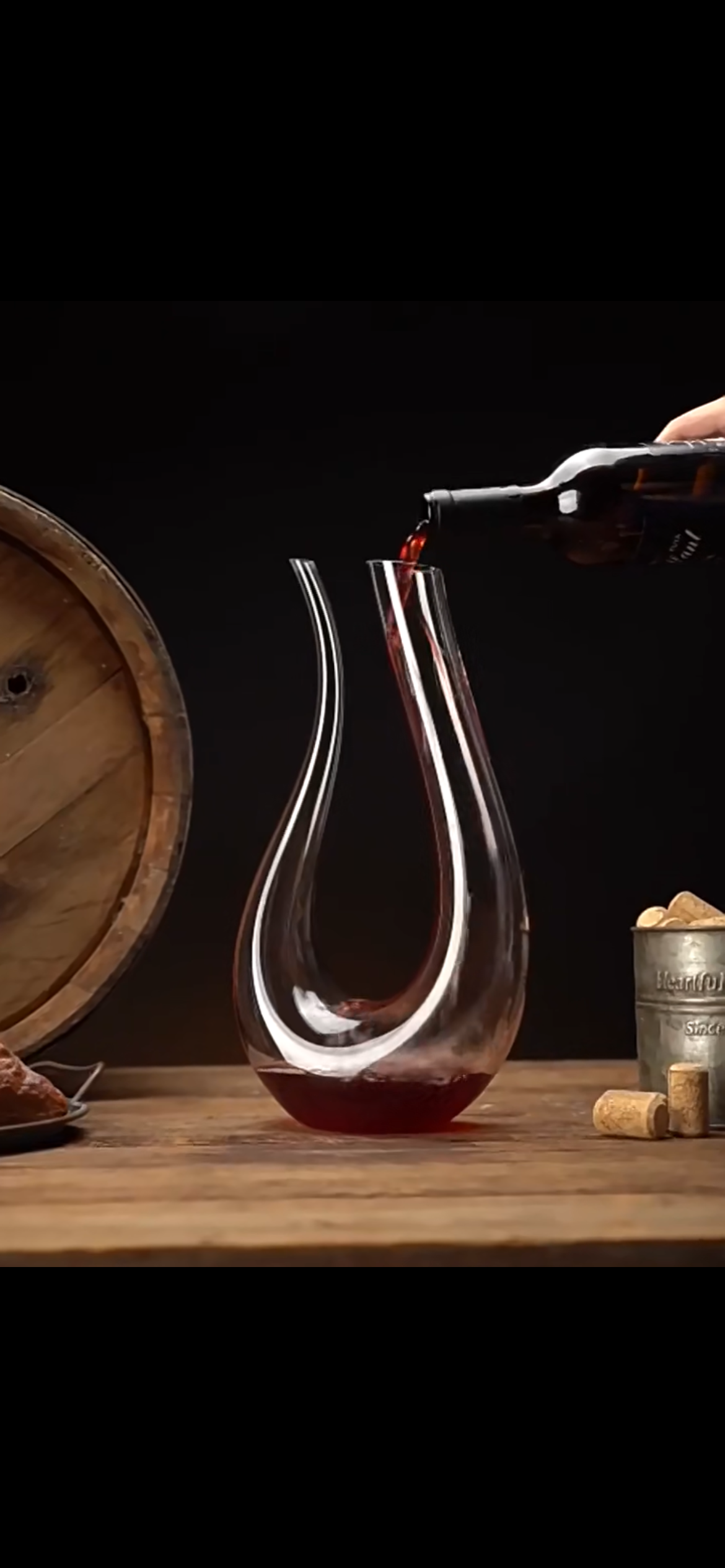 Luxe Carafe à vin Vintagére™ en cristal transparent, 1500ml, sur une table en bois avec du vin versé, ambiance élégante.